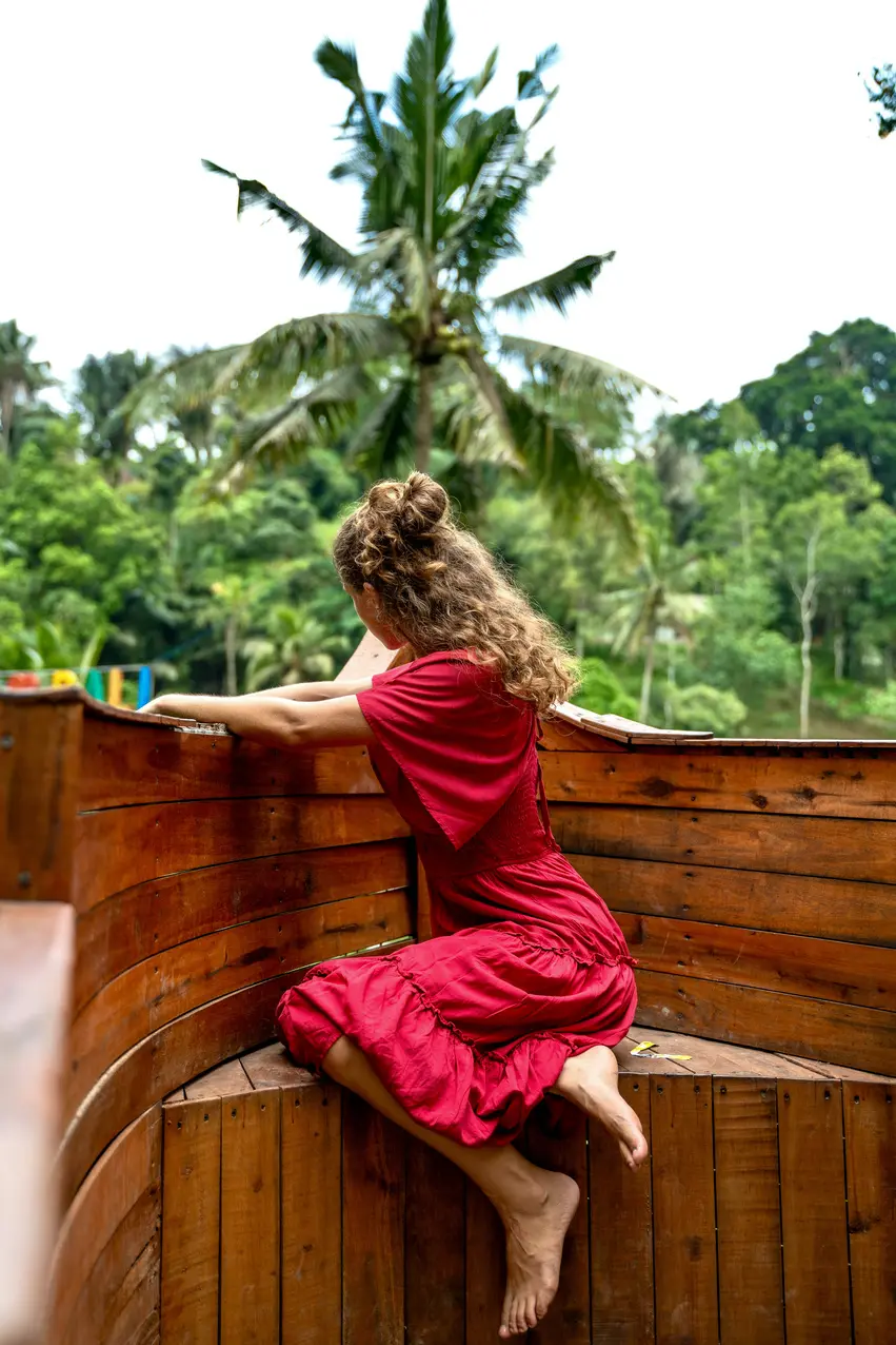 Noemi osserva la natura tropicale di Bali