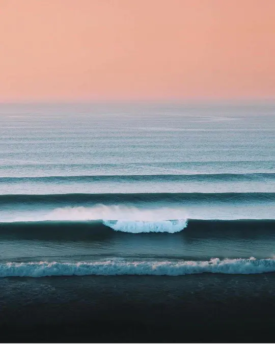 Onde dell’oceano al tramonto