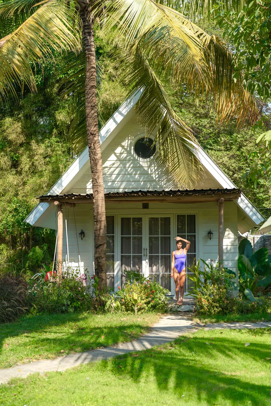 Una casa circondata dalla natura tropicale