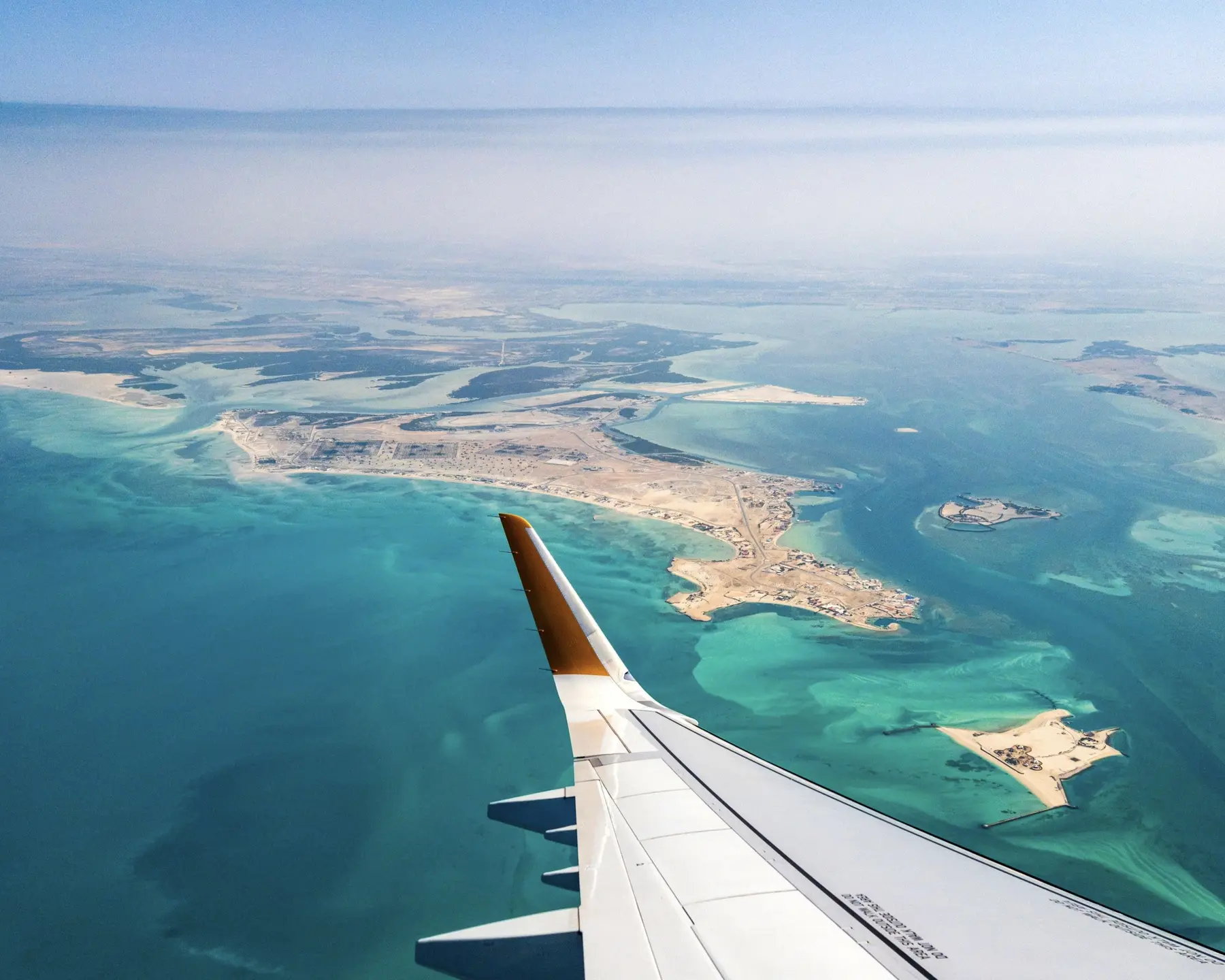 Vista dal finestrino di un aereo durante un viaggio