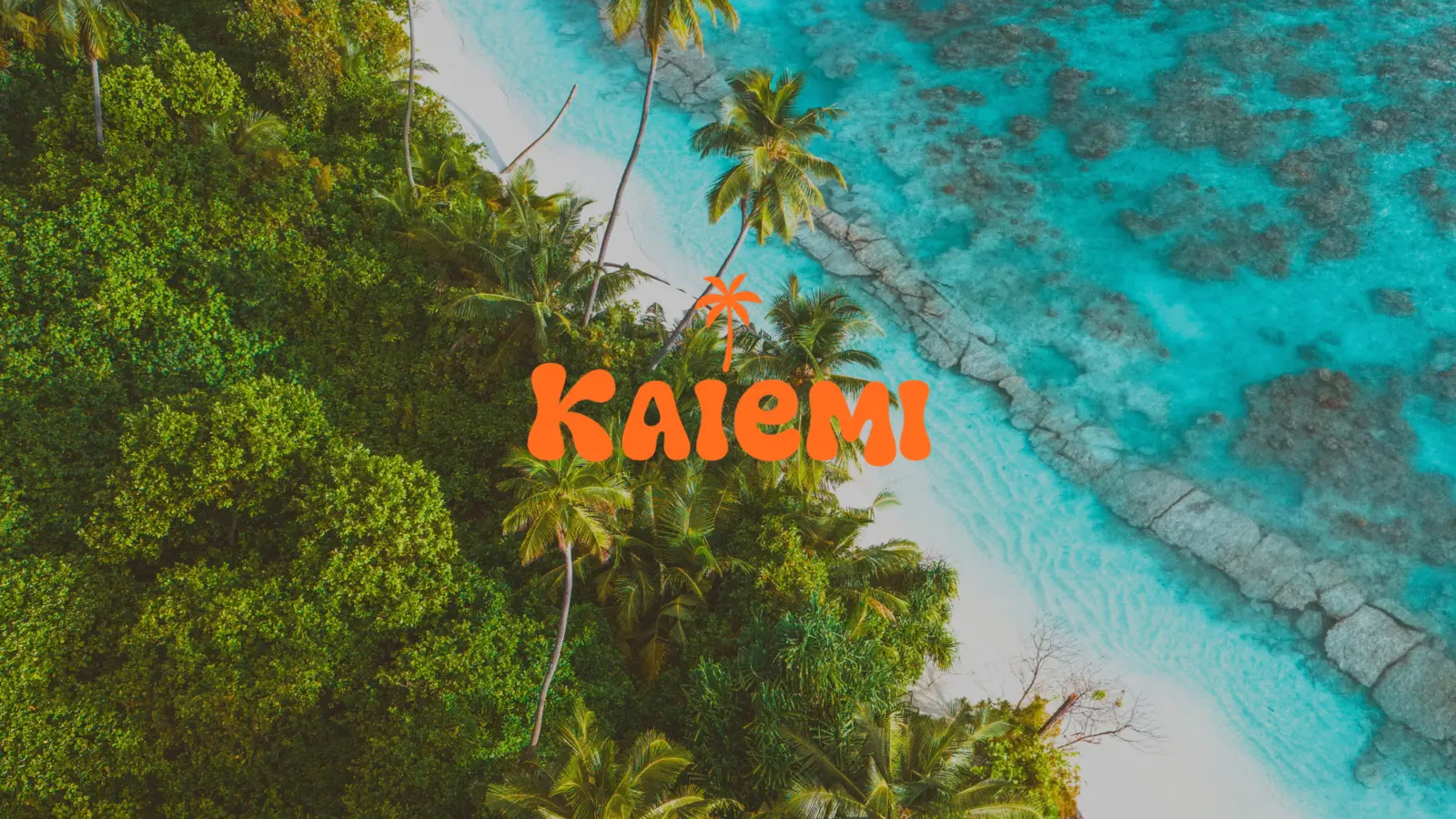 Kaiemi tra palme e mare tropicale