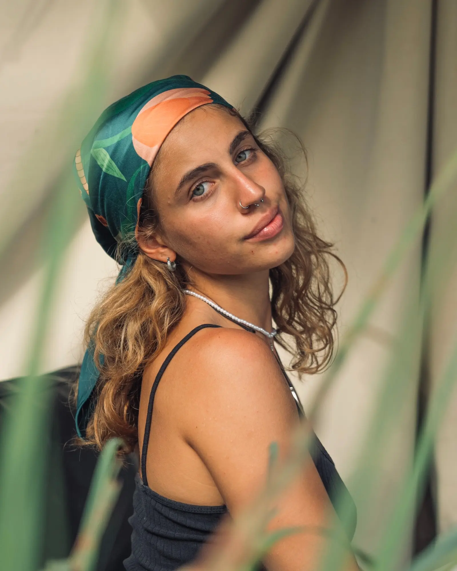 Ritratto di Noemi tra le piante tropicali